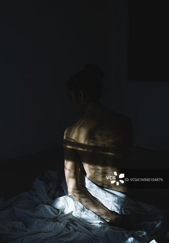 坐在地板上的背影女人 портрет图片素材