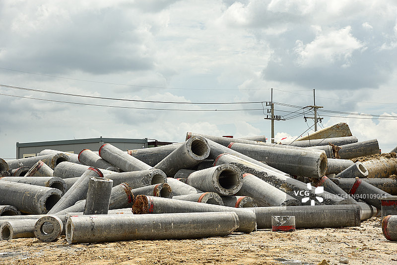 建筑工地上的废弃混凝土桩图片素材