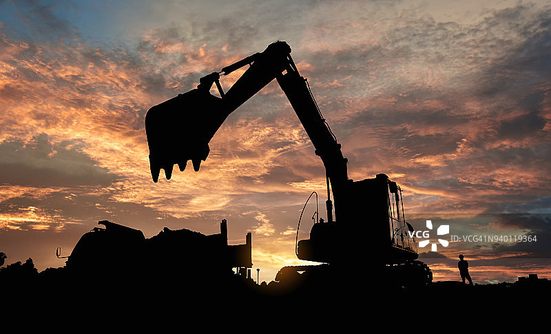 挖掘机：建筑工地基础施工图片素材