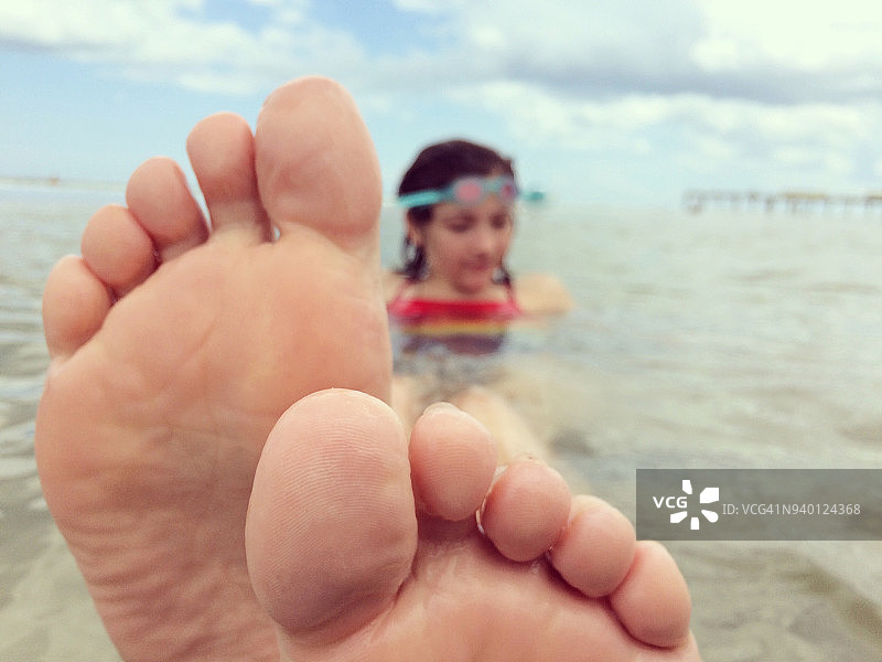 在海里游泳的女孩图片素材