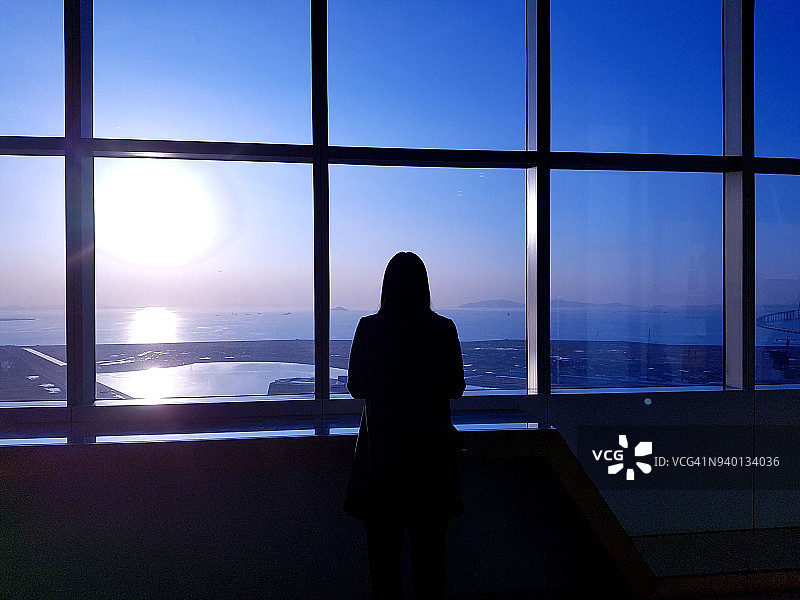 窗前女子剪影图片素材