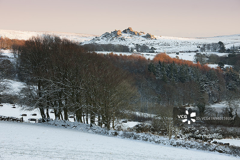 英国达特穆尔Houndtor的雪景图片素材