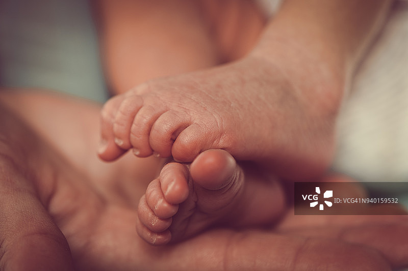 宝宝的小脚在妈妈的手中图片素材
