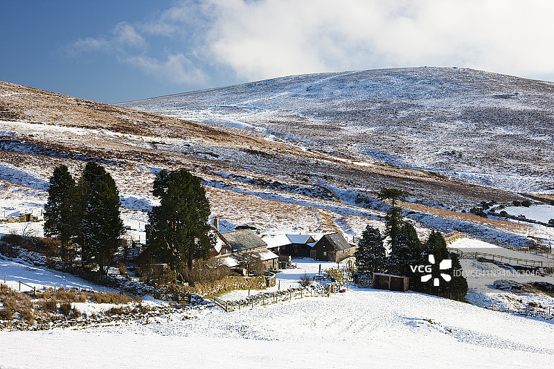 达特穆尔雪地里的海德兰沃伦农场图片素材