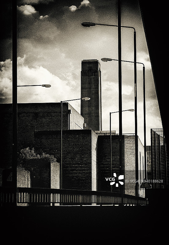 街灯和砖砌建筑的剪影图片素材