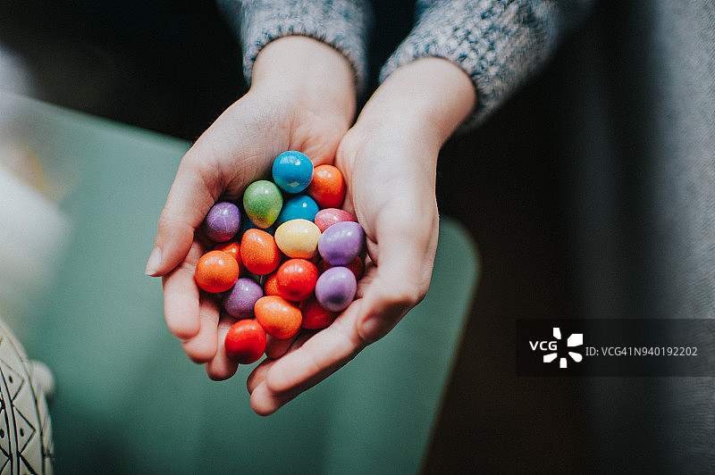 儿童的手拿着迷你蛋图片素材