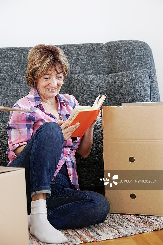 搬进新公寓的高龄妇女图片素材