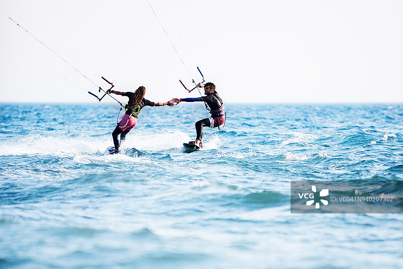 情侣一起玩风筝冲浪图片素材