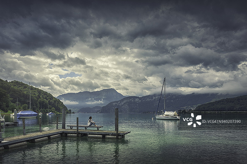 湖面上的雨云图片素材