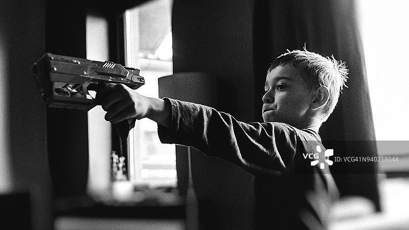 男孩拿着玩具枪图片素材