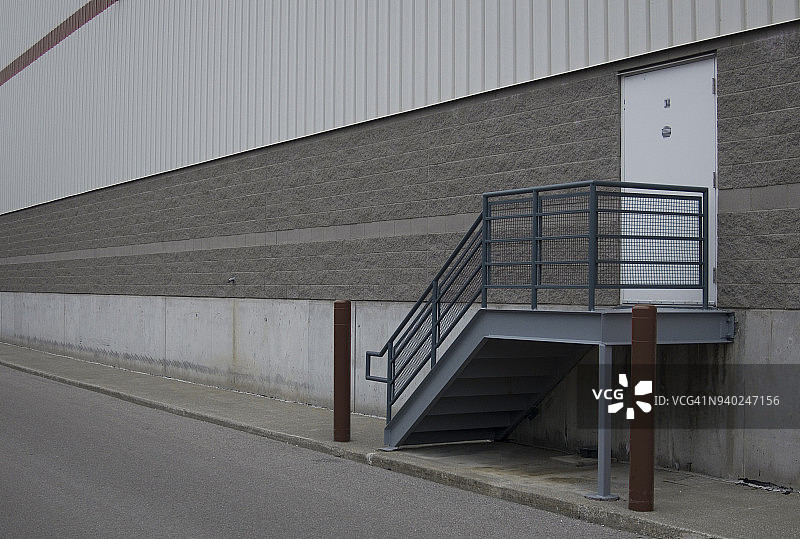 零售建筑背面的门和台阶图片素材