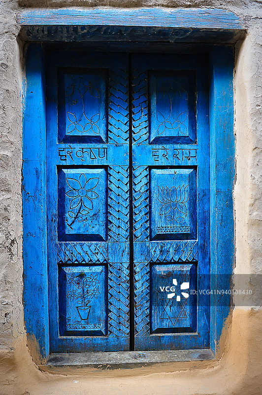 尼泊尔马纳斯卢环线徒步的蓝色门图片素材