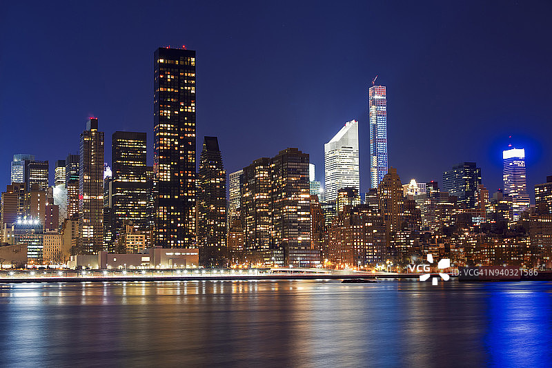 蓝色时刻哈德逊河上曼哈顿天际线的倒影图片素材