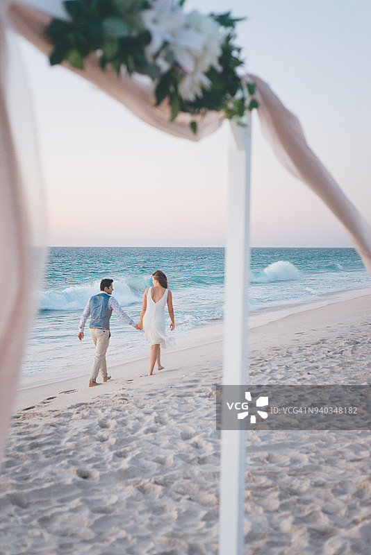 海滩上的情侣图片素材