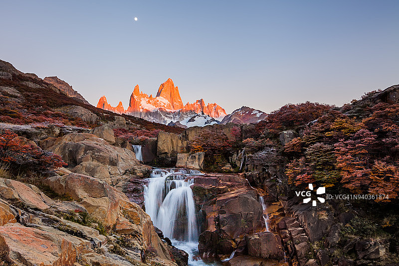 阿根廷巴塔哥尼亚菲茨罗伊峰的壮丽瀑布图片素材