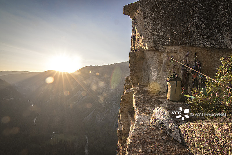 日落时分优胜美地国家公园里倾斜塔西面的达诺山脊营地图片素材