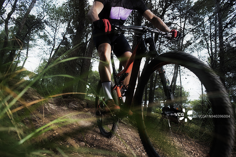 在西班牙加泰罗尼亚巴塞罗那拉森蒂乌森林中骑山地自行车的男人的下半身图片素材