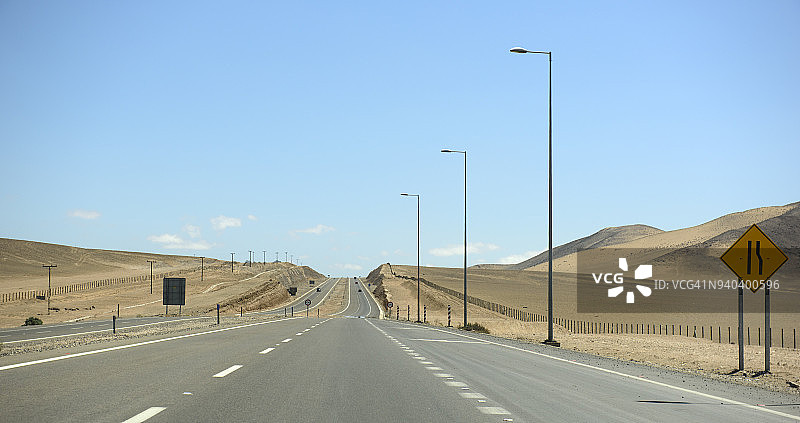 智利卡尔德拉的道路变窄标志图片素材