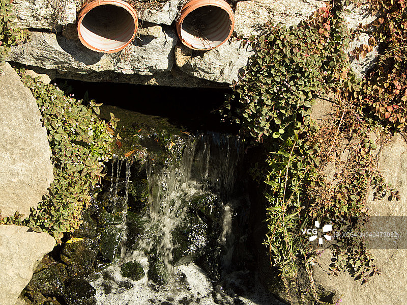 不受控制的水溢出图片素材