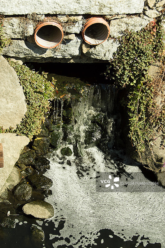 不受控制的水溢出图片素材