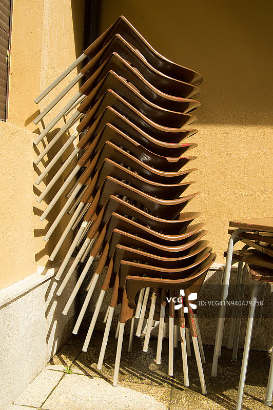 堆叠的塑料椅子图片素材