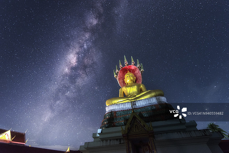 夜晚星空下带蛇头罩的大型佛像图片素材