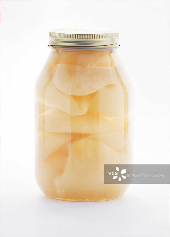 白色背景上的罐装自制梨图片素材