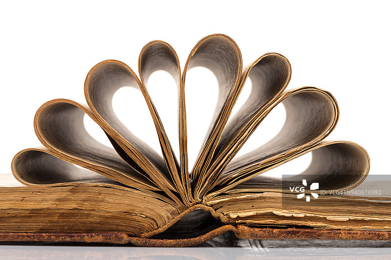 带有倒影的打开的书本图片素材