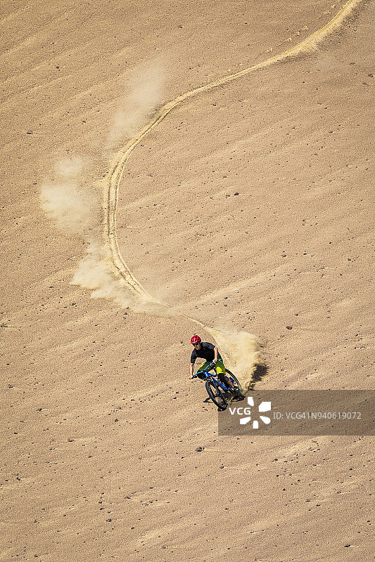 在秘鲁帕拉卡斯自由骑行的山地自行车下坡图片素材