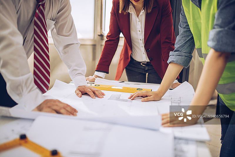 建筑工地上的建筑师图片素材