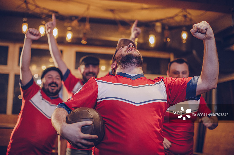 在酒吧看球的足球迷图片素材