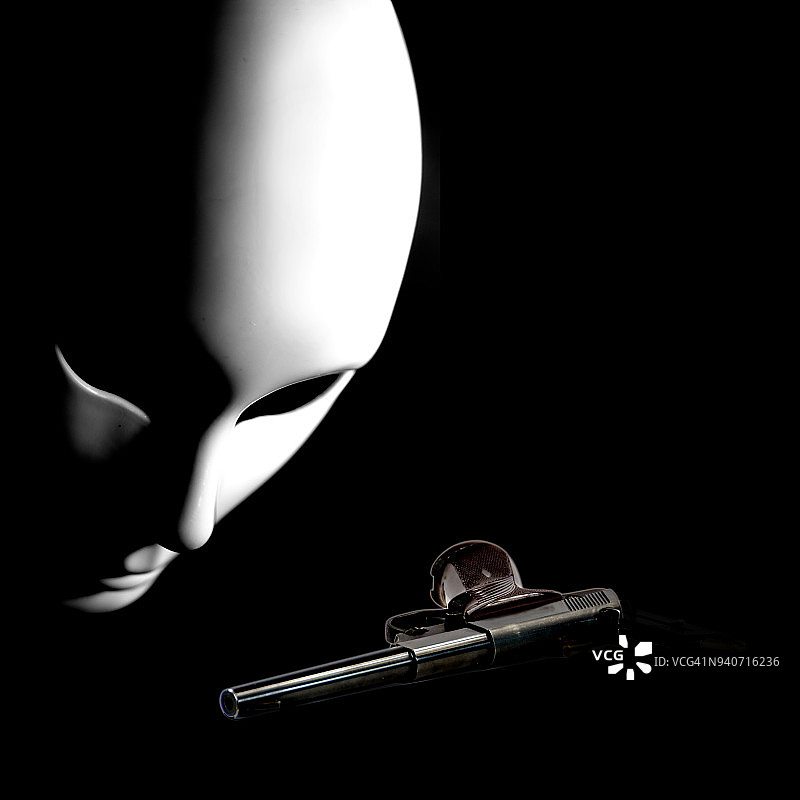 黑色背景上的人脸白色面具图片素材