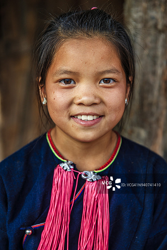 老挝北部村庄里的老挝小女孩图片素材