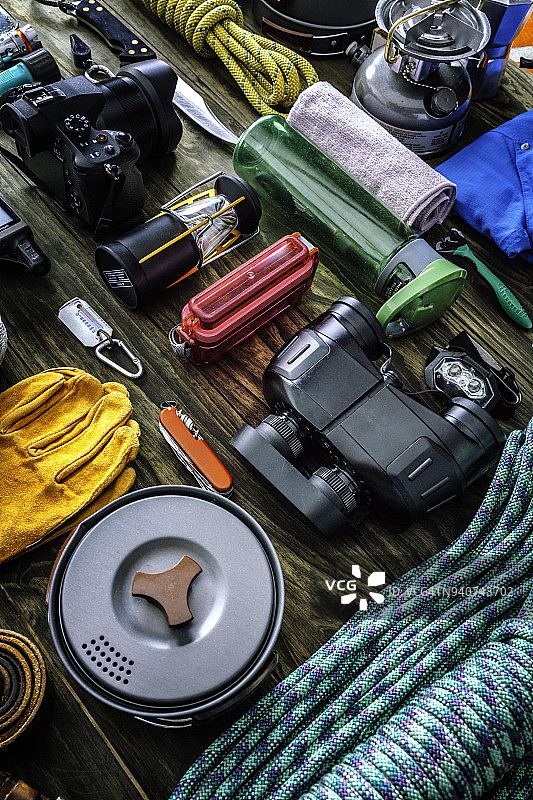 俯视图：木地板上的登山旅行装备和配件图片素材