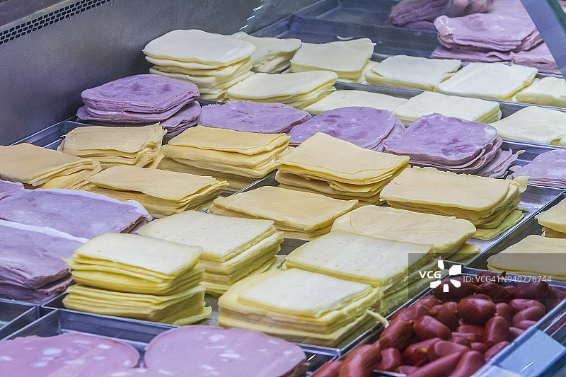 出售奶酪、火腿和香肠的熟食店图片素材