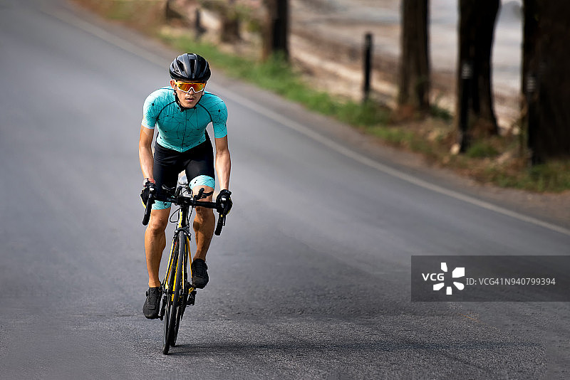 骑自行车者在自行车道上骑自行车图片素材