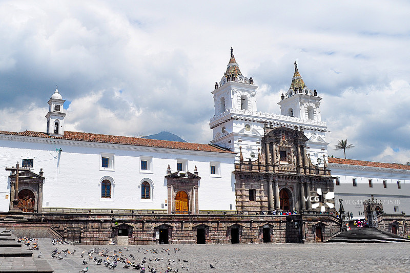 基多旧城圣弗朗西斯科广场的圣弗朗西斯科修道院图片素材