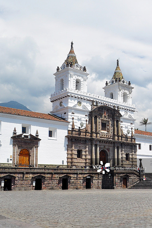 基多旧城圣弗朗西斯科广场的圣弗朗西斯科修道院图片素材