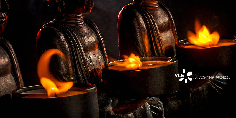 带蜡烛的佛像图片素材