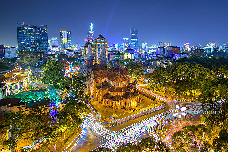 蓝色时刻的西贡圣母大教堂航拍图片素材