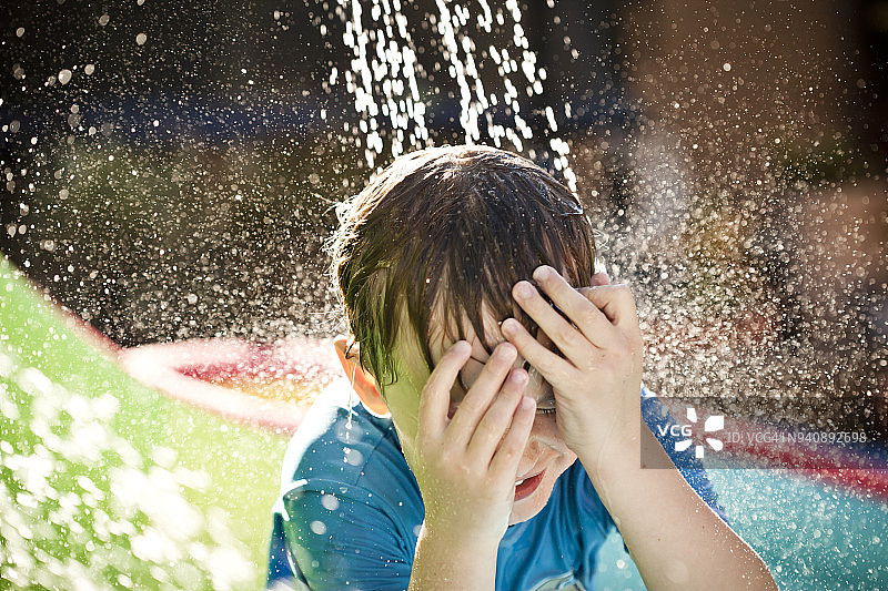男孩在水中玩耍图片素材
