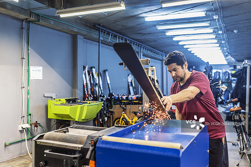 滑雪板维护：打磨与火花图片素材