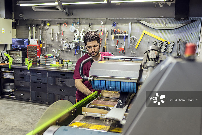 高山滑雪板的边缘锐化图片素材