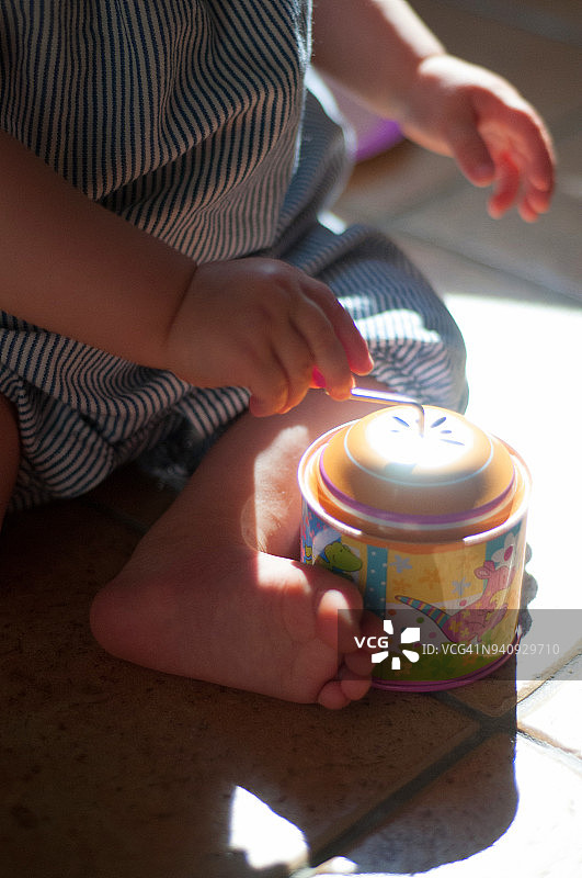 18个月大的孩子玩音乐盒图片素材