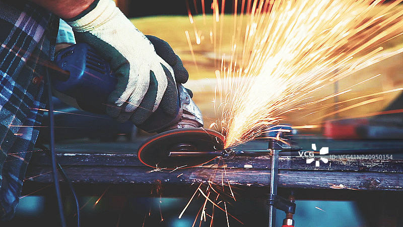 在车间里打磨的男人图片素材