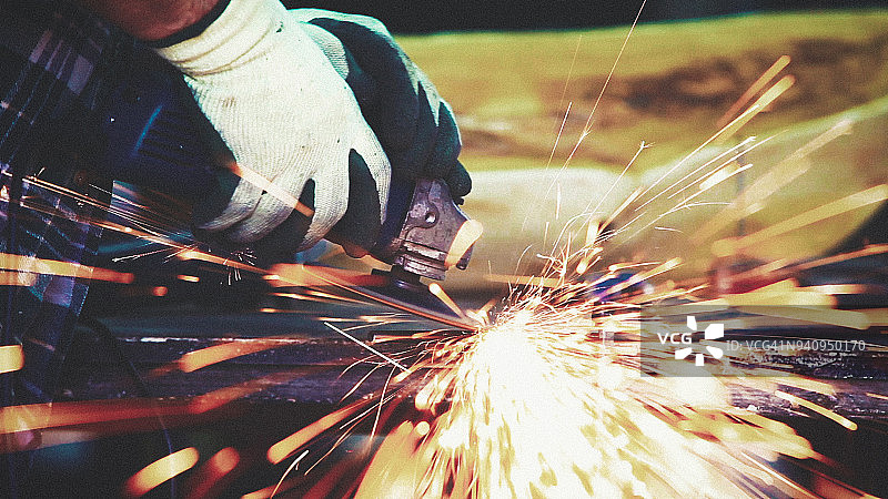 在车间里打磨的男人图片素材