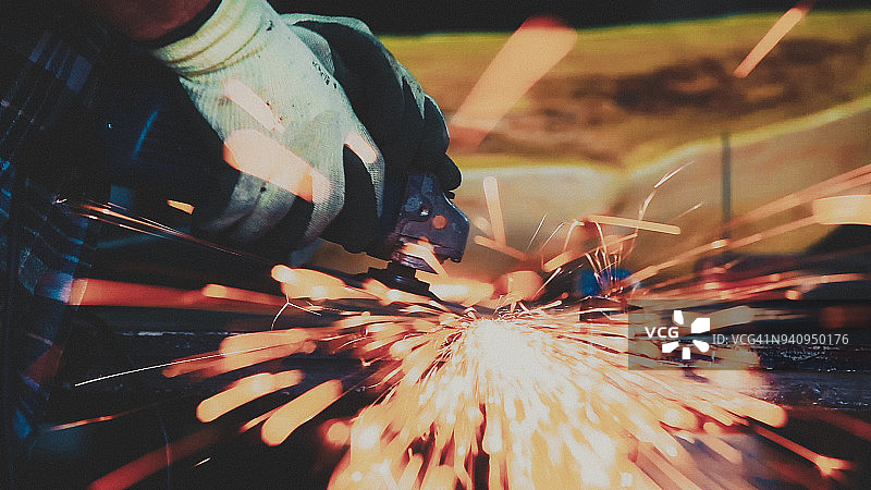 在车间里打磨的男人图片素材