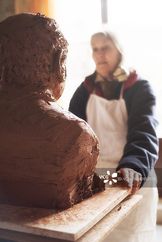 普罗旺斯工作室中的雕塑家肖像图片素材