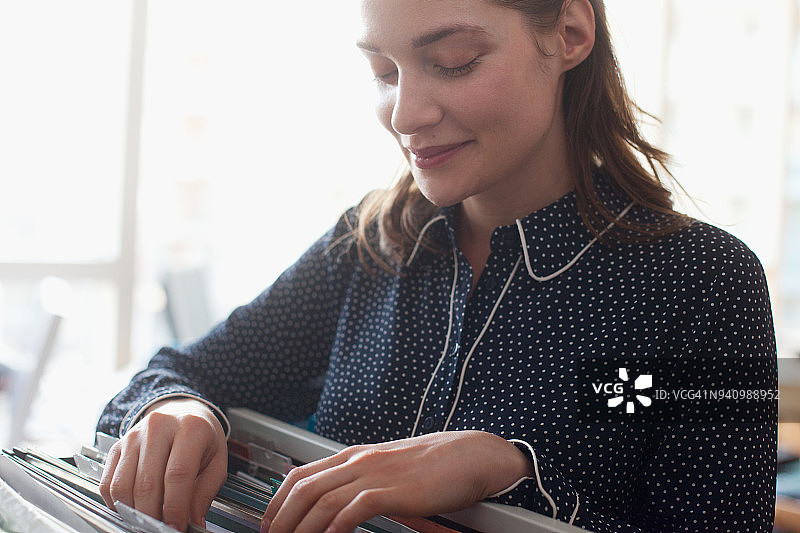 女人在办公室归档图片素材