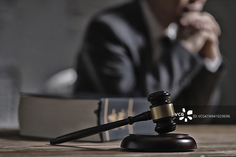 律师面前的法槌和法律书籍图片素材